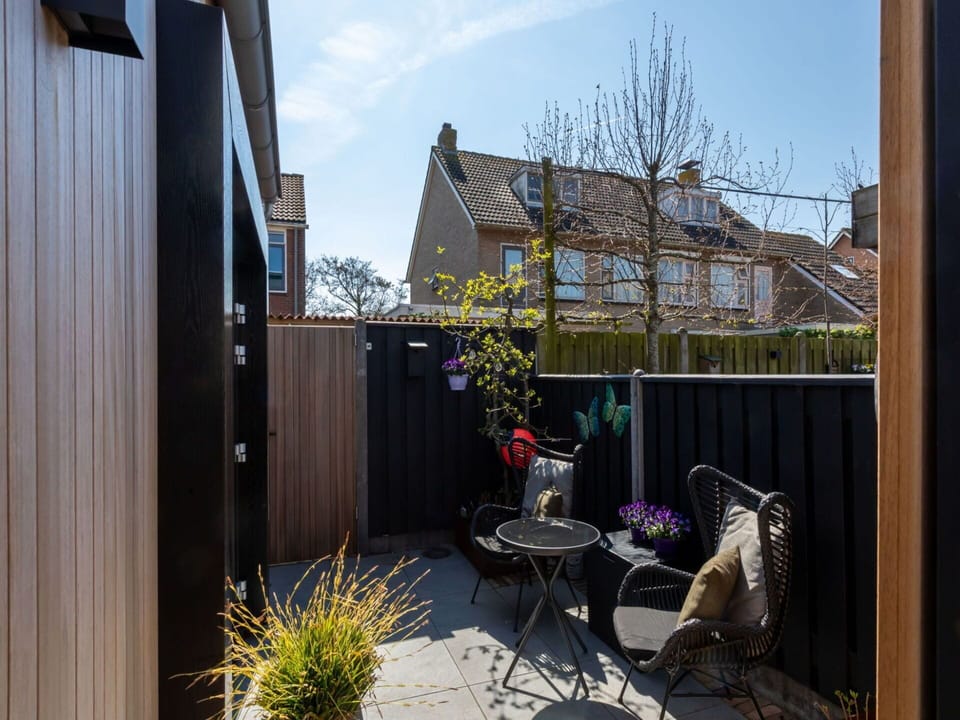 Wood, Home, Flowerpot, Backyard, Garden, Yard, Wood Stain, Hardwood, Houseplant, Courtyard