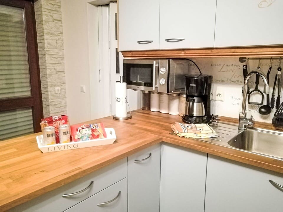 Kitchen Appliance, Kitchen, Countertop, Home Appliance, Small Appliance, Major Appliance, Cabinetry, Interior Design, Furniture, Tableware