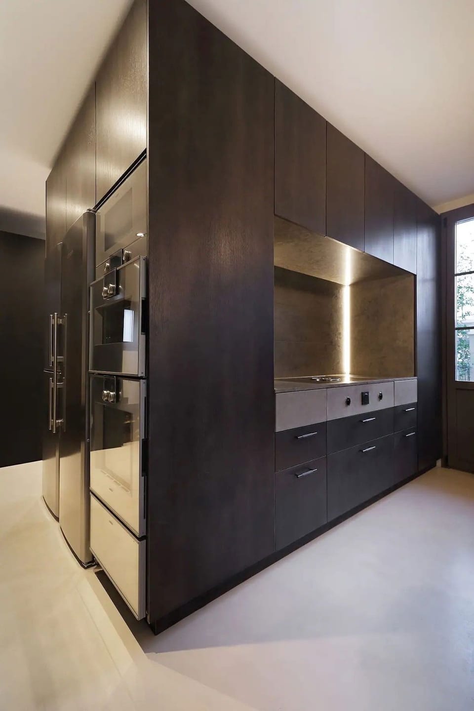 La cuisine est complètement équipée avec des équipements Gaggenau. Des tutoriels vidéos sont disponibles pour l'utilisation des différents fours (four à vapeur, four micro-onde, tiroir chauffant et four multifonctions avec rotissoire)