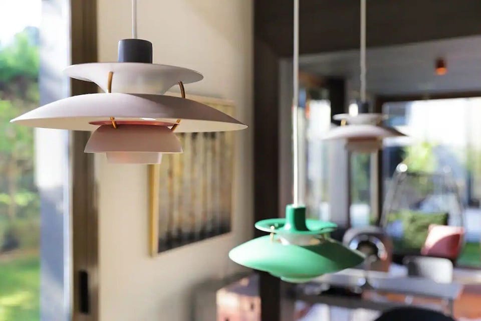 Des matériaux de qualité ont été choisi pour cette villa design et de la décoration moderne pour s'accorder, mais quelques pièces vintages et kitch viennent créer le décalage et signer le charme de la maison.