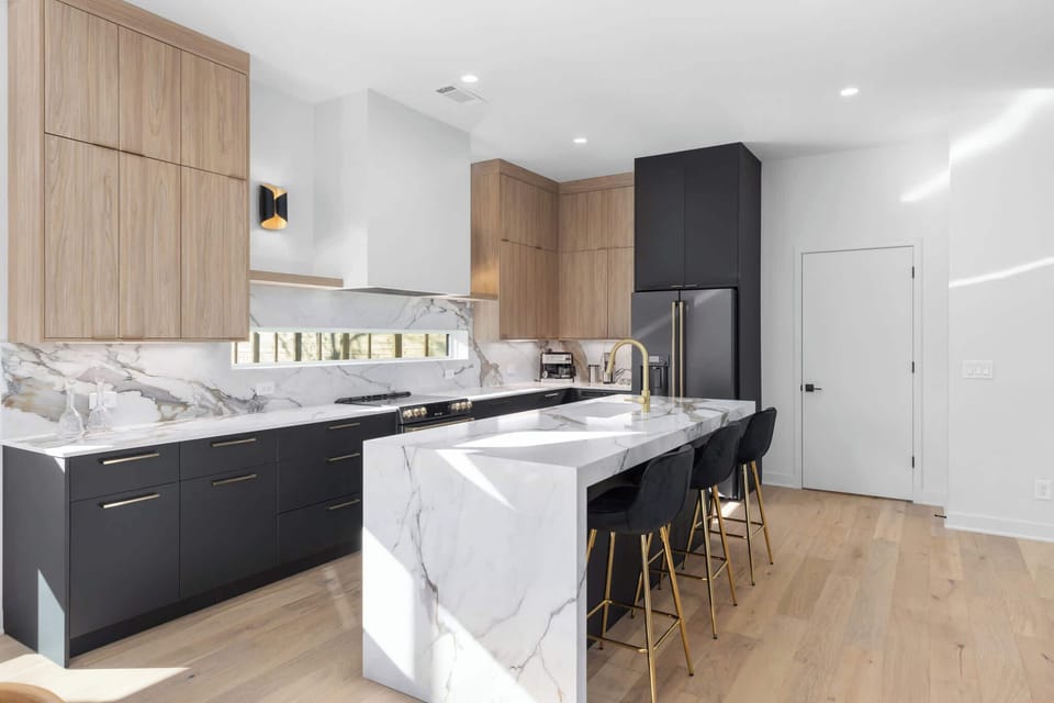 Luxurious kitchen - perfect for cooking and hanging out