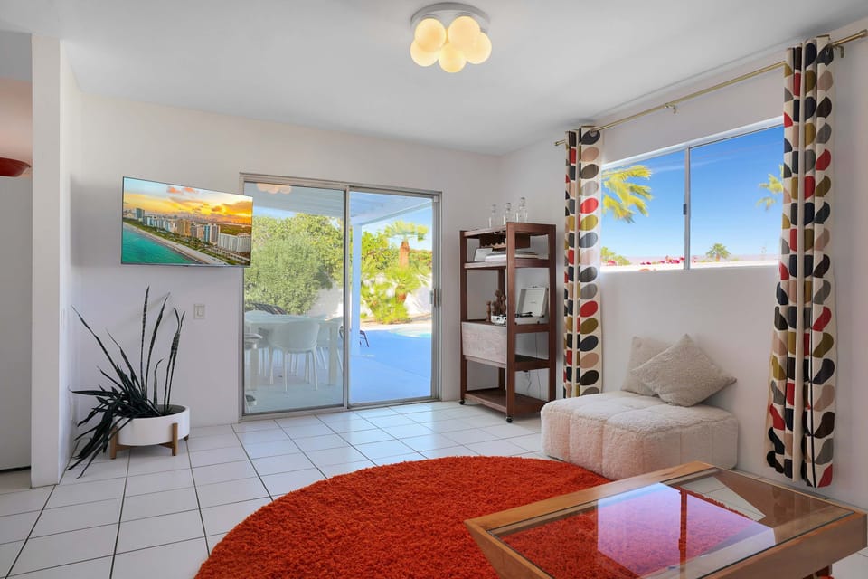Back living space with Smart TV