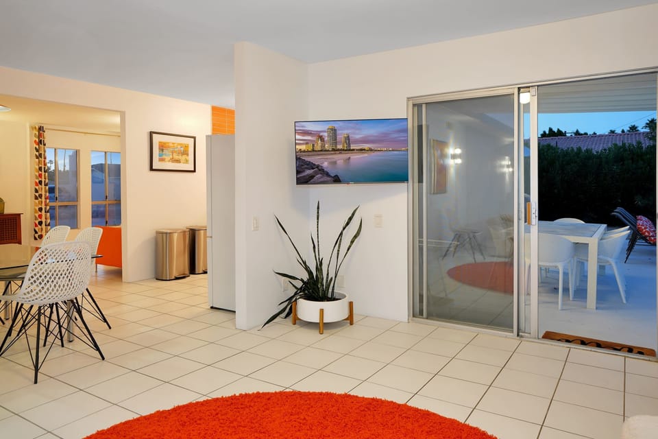 Back living space with Smart TV