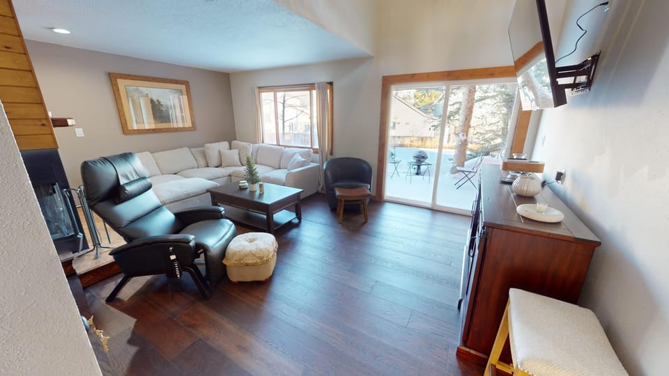 Comfy Living Room with Flatscreen, Patio - Comfy Living Room with Flatscreen, Patio