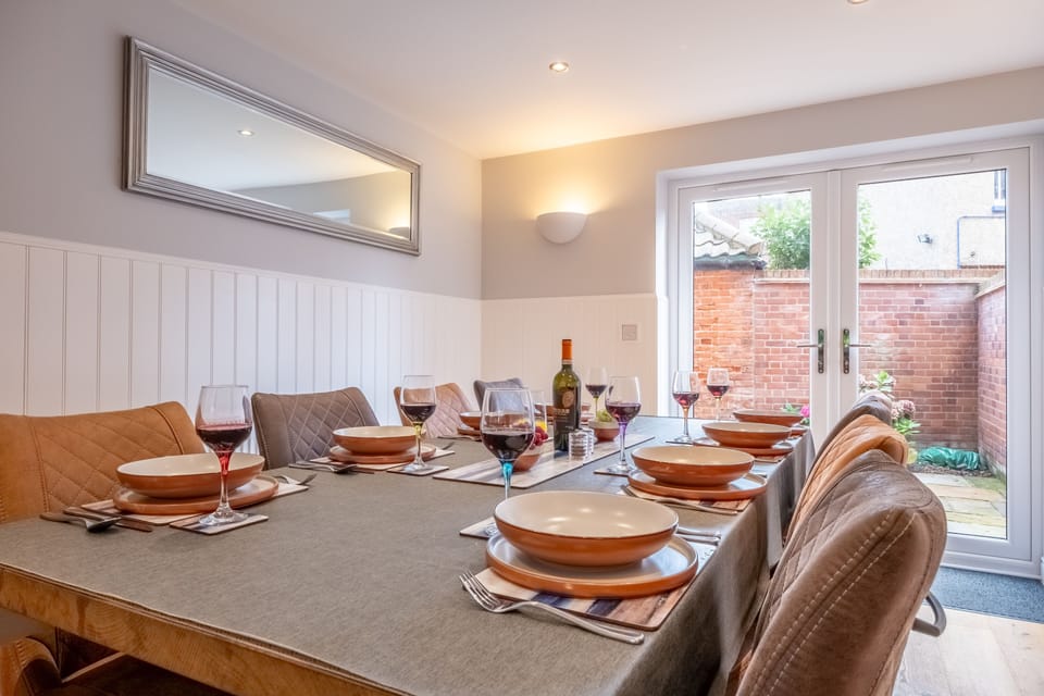 Ground floor: Dining room with french doors to the courtyard garden