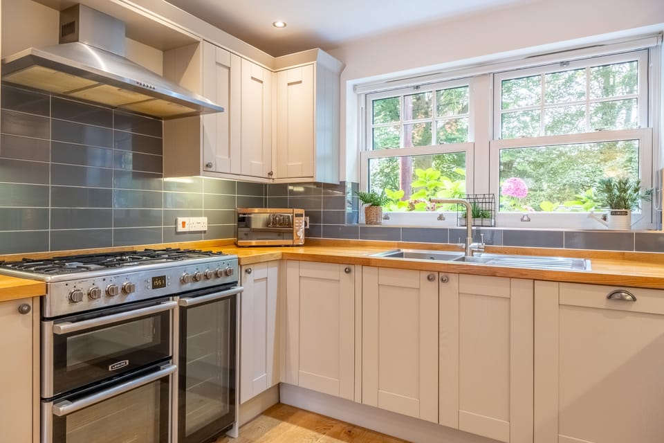 Ground floor: Kitchen with electric oven and gas hob