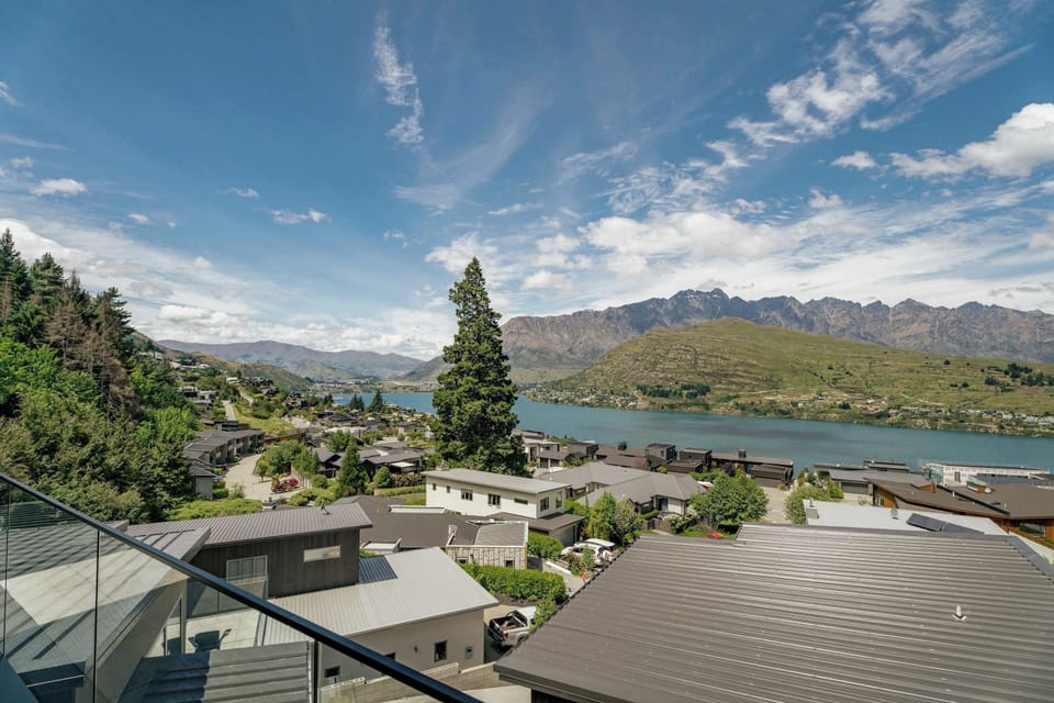 World-class views of the Remarkables and Lake Wakatipu from the living room, dining room, kitchen and master bedroom.