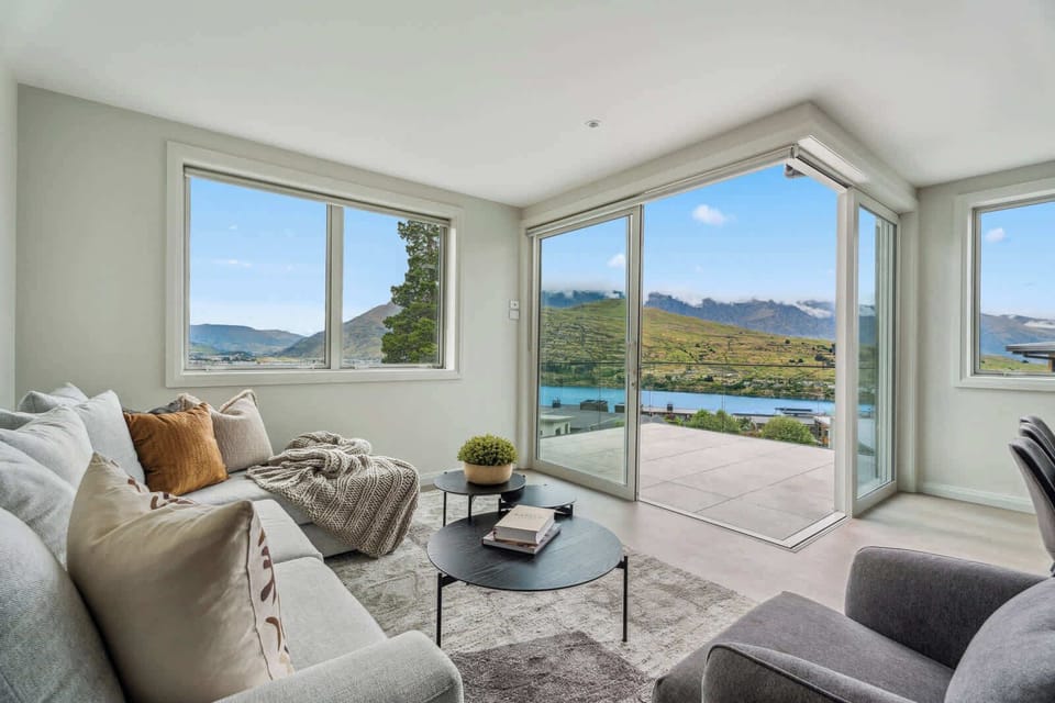World-class views of the Remarkables and Lake Wakatipu from the living room, dining room, kitchen and master bedroom.