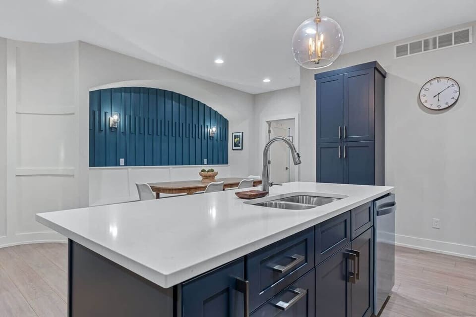 When the kitchen’s this stylish, even washing dishes feels fancy.