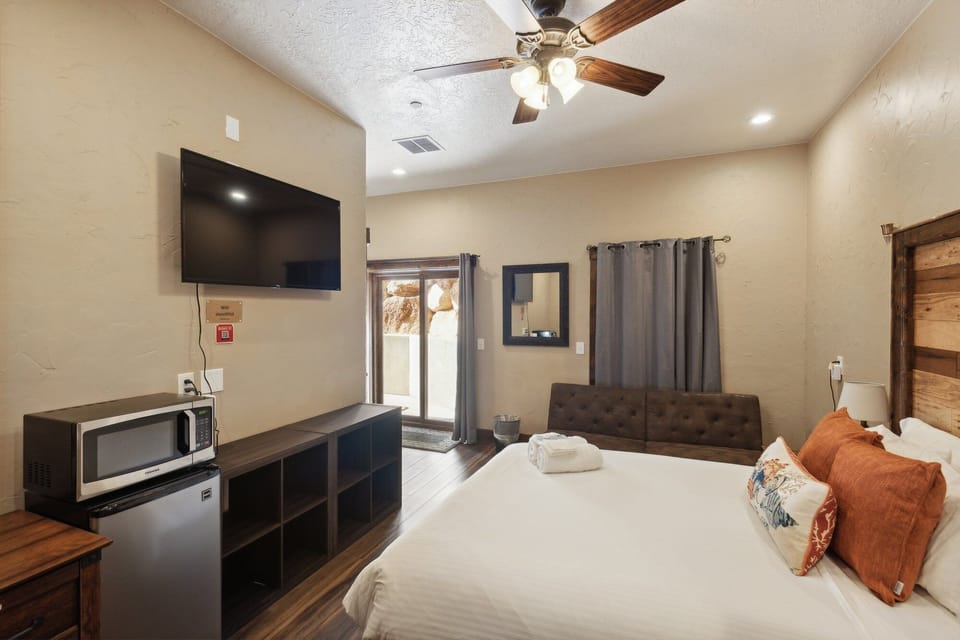 Indoors, Screen, Microwave, Oven, TV