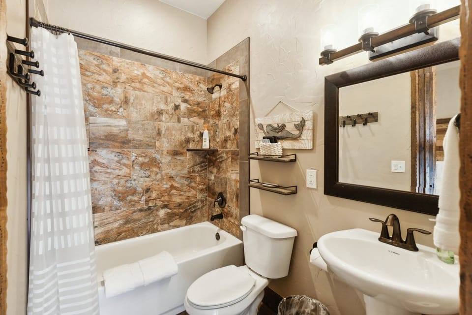 Indoors, Sink, Sink Faucet, Bathtub, Tub
