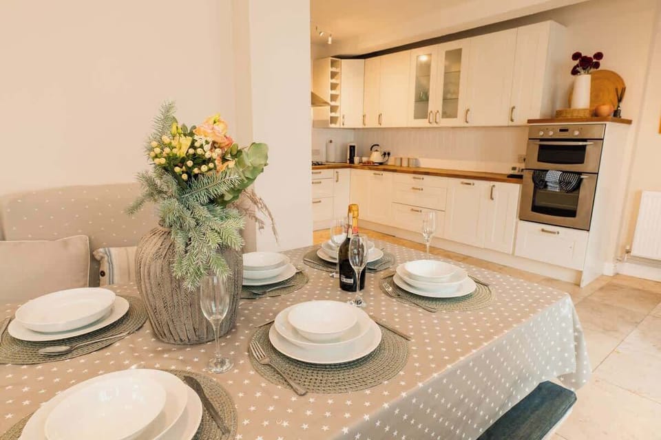 Open plan dining/kitchen area - so everyone can be involved during dinner preparations