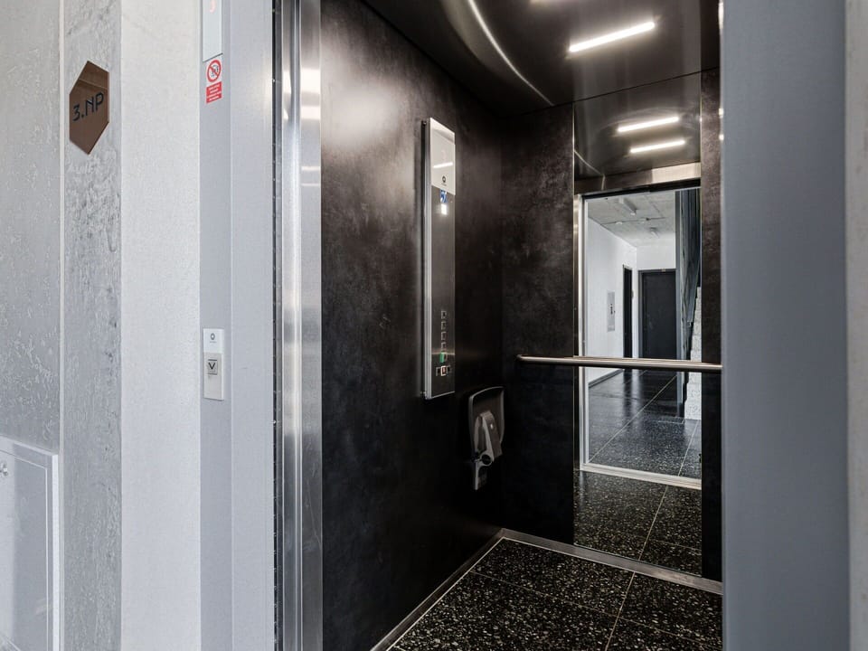 Ceiling, Floor, Composite Material, Glass, Light Fixture, Aluminium, Steel