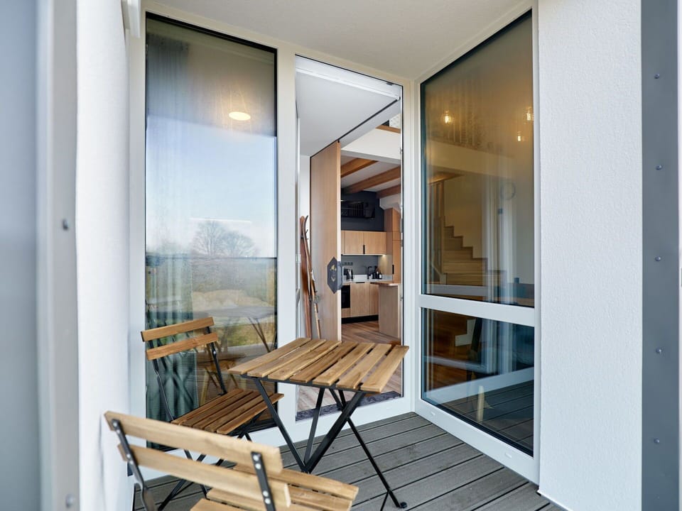 Wood, Flooring, Floor, Interior Design, Apartment, Home, Hardwood, Ceiling, Composite Material, Door