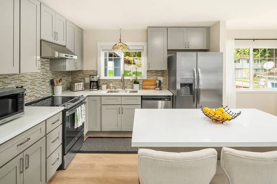 Kitchen with all new appliacen and quartz countertop. 