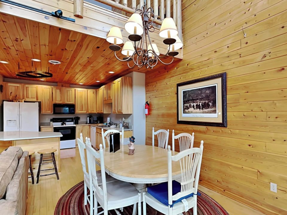 Kitchen & Dining