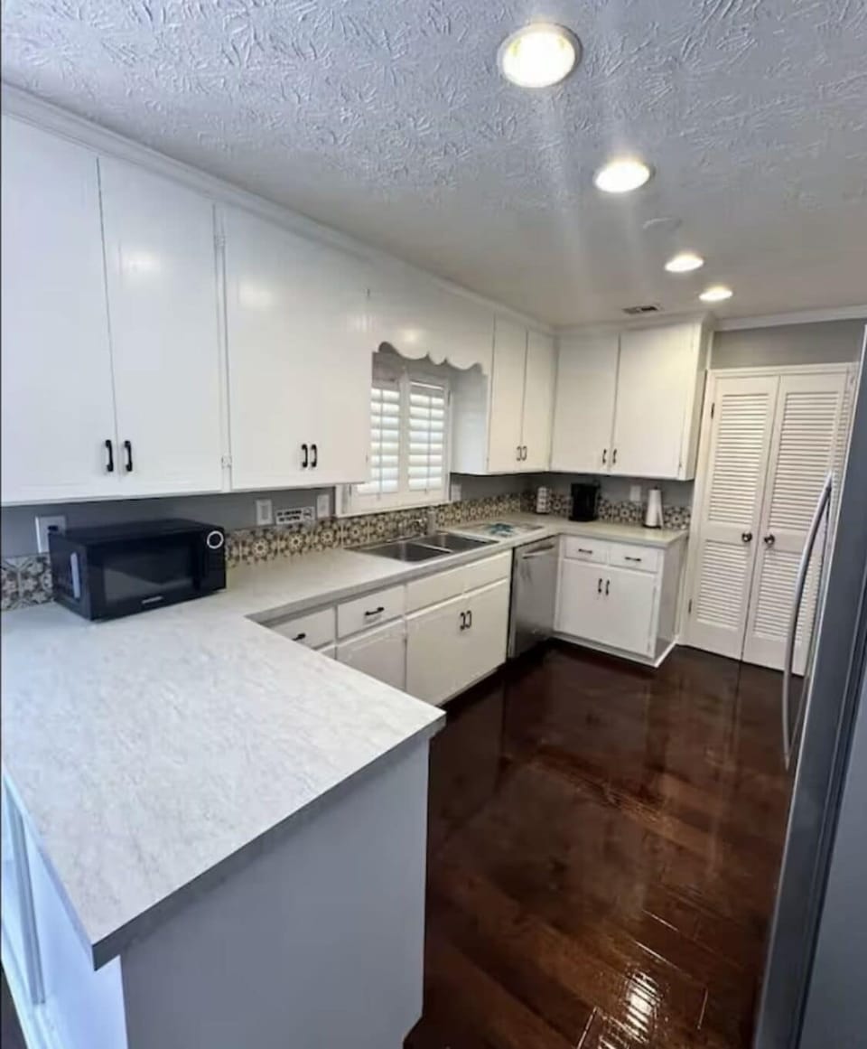 Full kitchen (microwave, stove, full size refrigerator, utensils) 