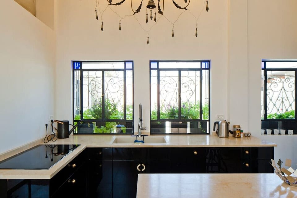 Elegant L-shaped kitchen counter