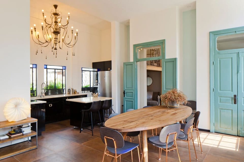 Spacious dining area, kitchen counter and the other L-shaped kitchen counter