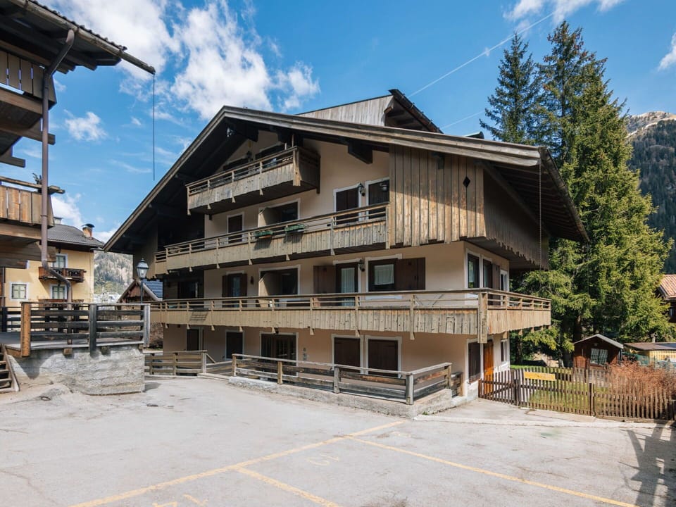 Apartment, Balcony, Parking, Siding, Lumber, Log Cabin