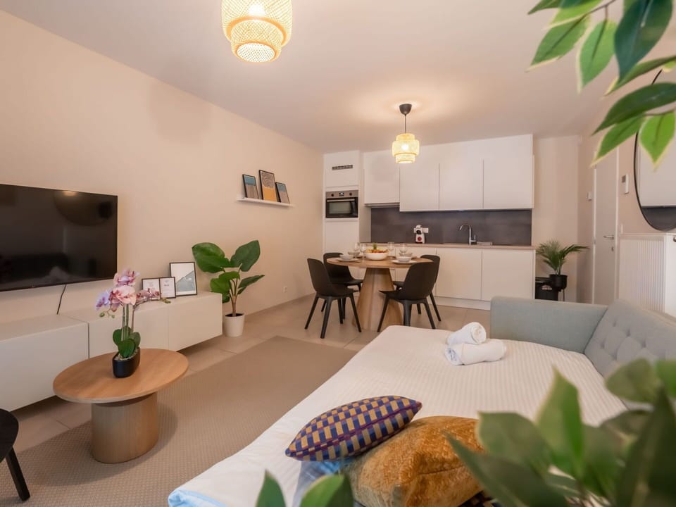 Furniture, Interior Design, Flooring, Floor, Wood, Room, Ceiling, Textile, Apartment, Lighting