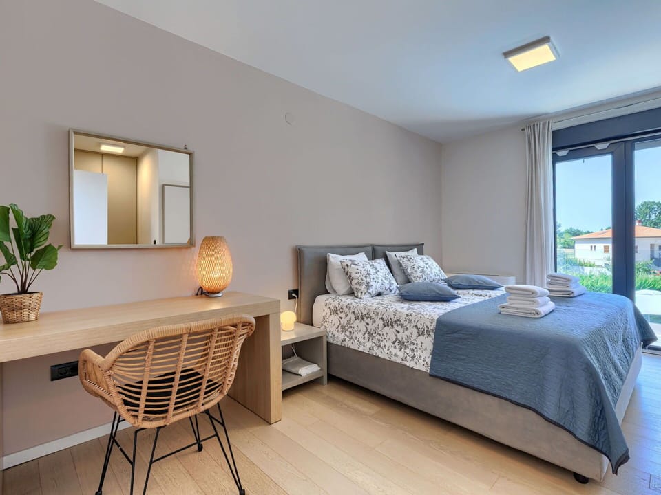 Bed, Furniture, Interior Design, Bedroom, Flooring, Floor, Ceiling, Bedding, Bed Sheet, Room