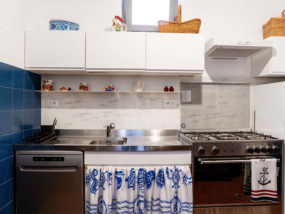 Kitchen, Kitchen Appliance, Countertop, Major Appliance, Kitchen Stove, Stove, Gas Stove, Interior Design, Flooring, Cooktop