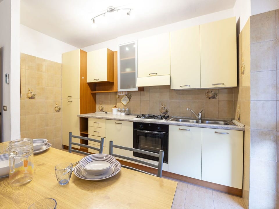 Shrub, Residential Area, Porch, Garden, Balcony, Shade, Outdoor Furniture, Yard, Chair, Landscaping