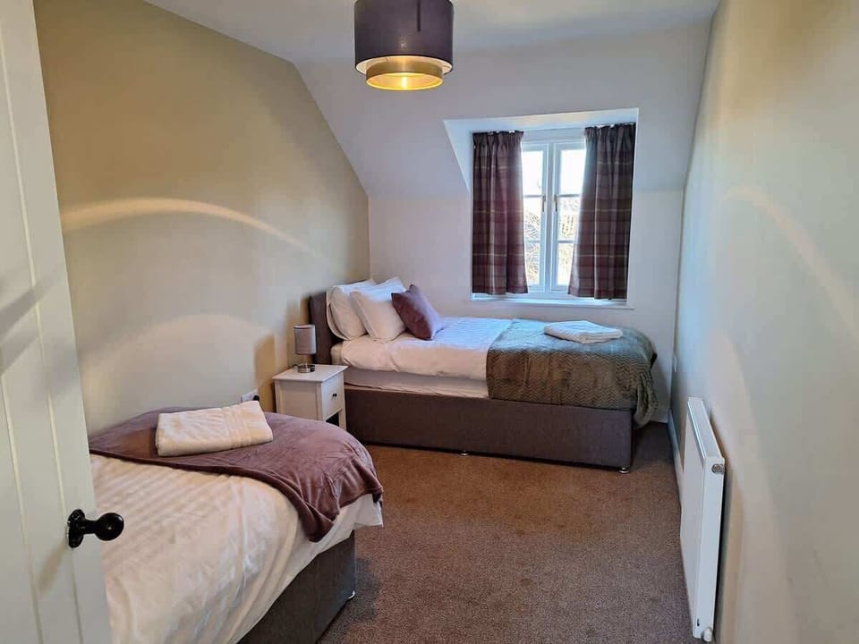 Second bedroom with twin beds