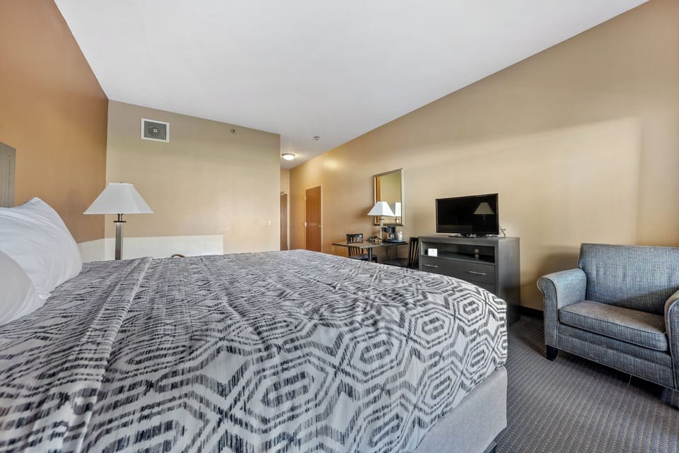 Room with 1 King & Jacuzzi Tub