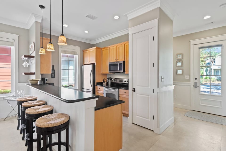 Kitchen with breakfast bar