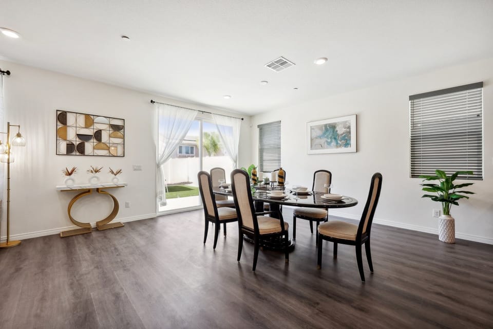 Dine in daylight: a bright and inviting space filled with natural warmth.
