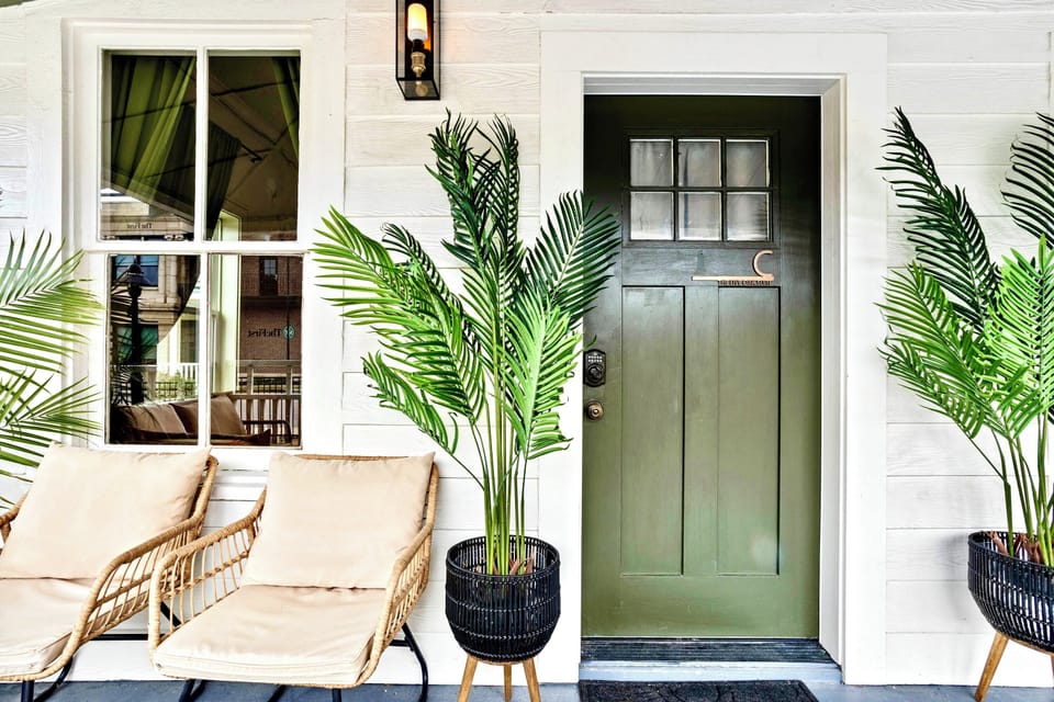 Front porch to the Live Oak Suite