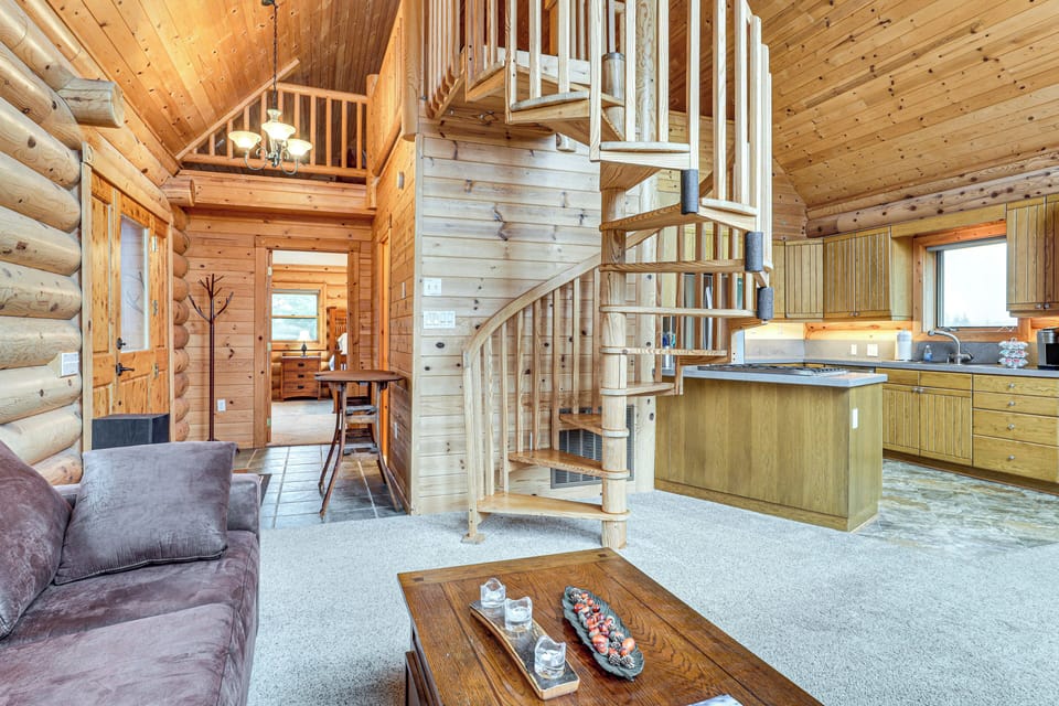 Living Room | Queen Sleeper Sofa | 1st Floor | Free WiFi