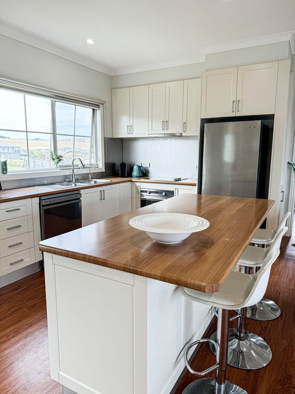 Open plan kitchen well equipped with dishwasher and air fryer