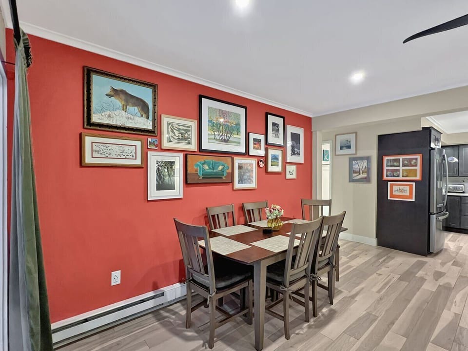 dininarea with table and 6 chairs