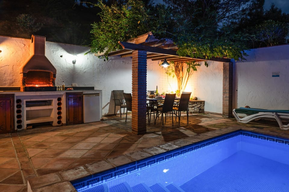 BBQ%2C pool and dining area