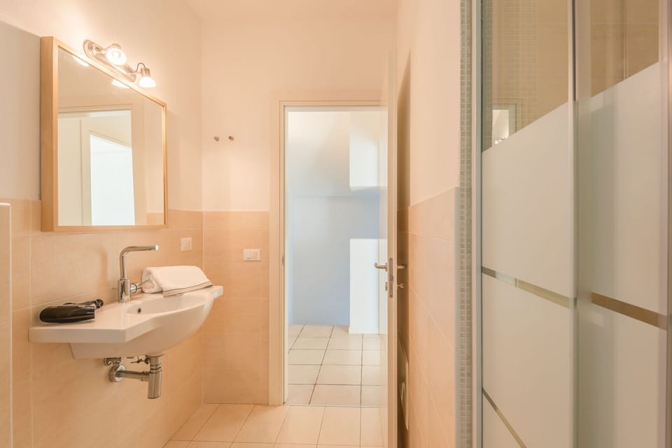 Autumn, Bathroom, Spring, Summer, Winter