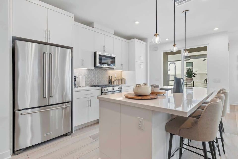 Contemporary kitchen blending style and function