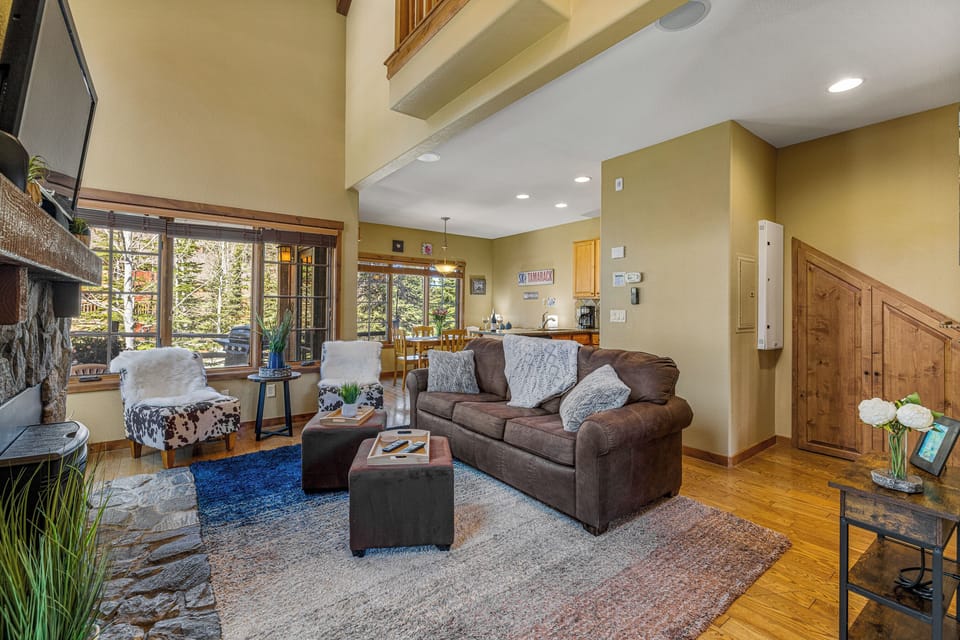 Cozy Comforts: Dive into your favorite book or binge-watch your go-to shows in this comfy living space after a day outdoors!📚🎥