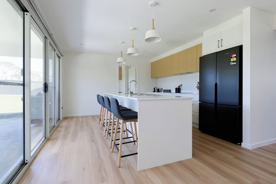 Take a seat at the bench while you cook up a storm 