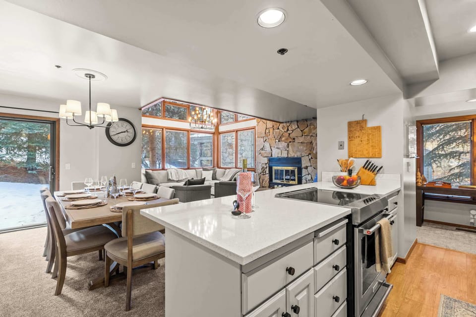 Great kitchen/dining area for family gatherings