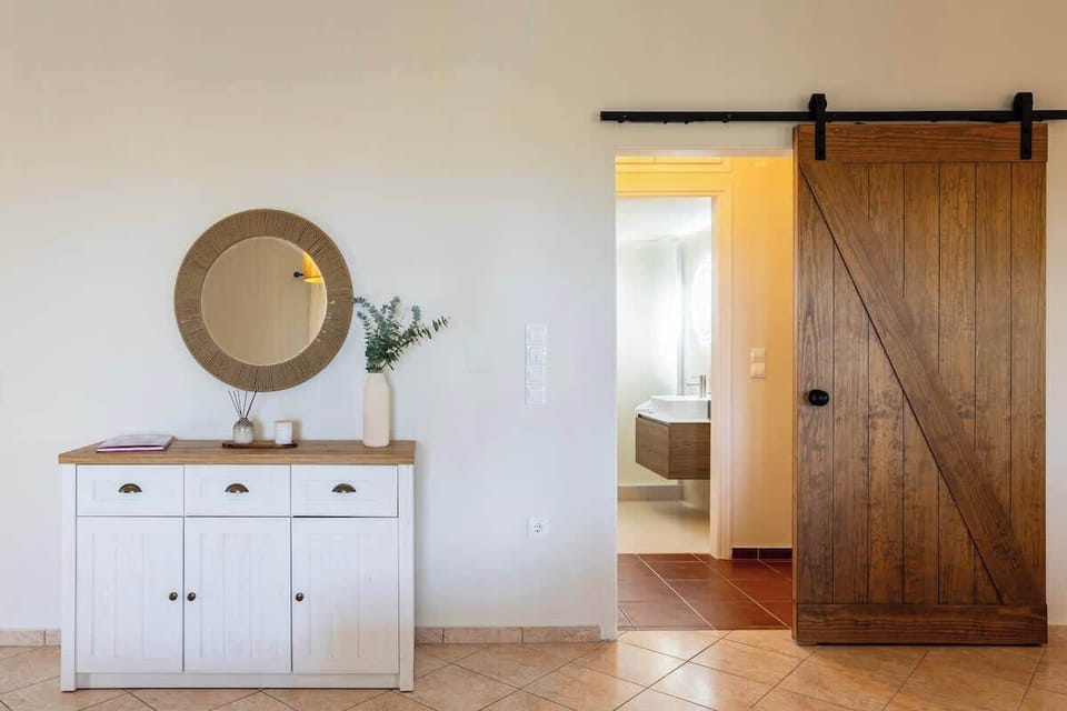 Decoration Details – Carefully chosen touches that enhance the home’s natural and elegant charm.