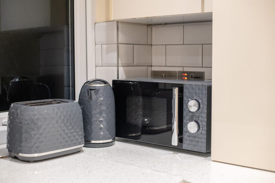 Kitchen Toaster, Kettle & Microwave