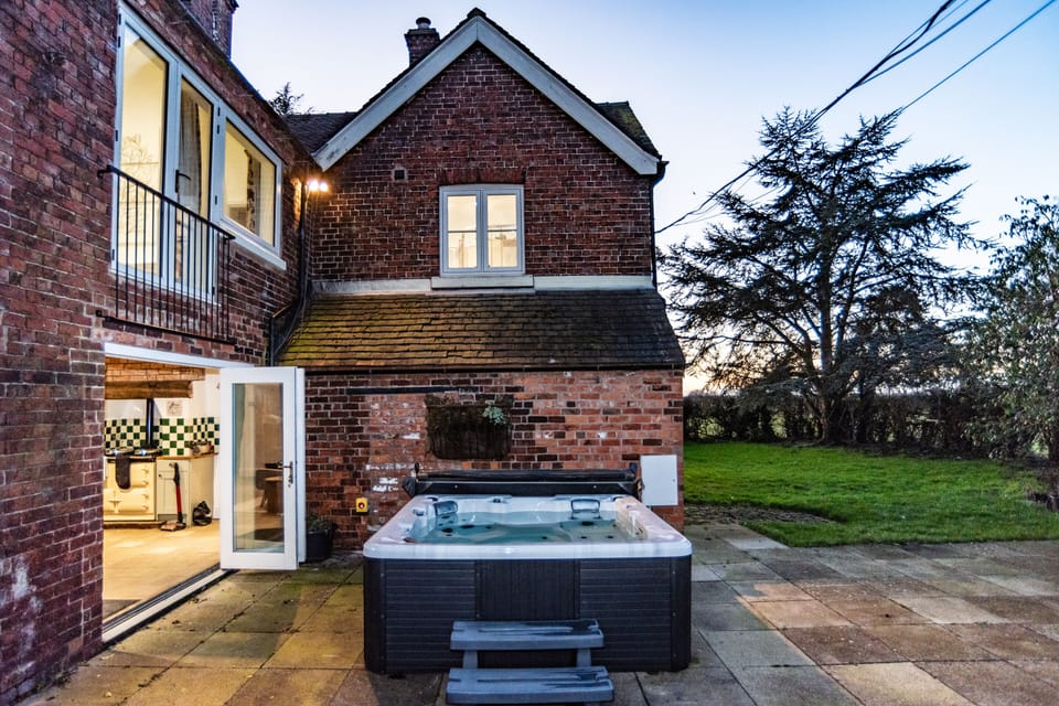 Hot Tub / whirlpool bath (Outdoor)