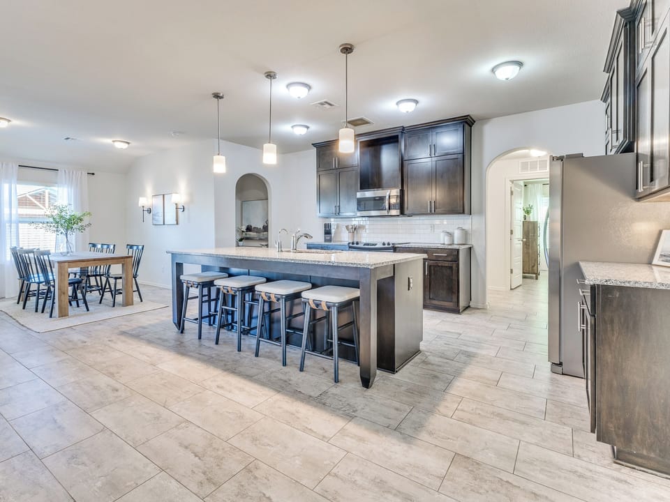 Kitchen & Dining