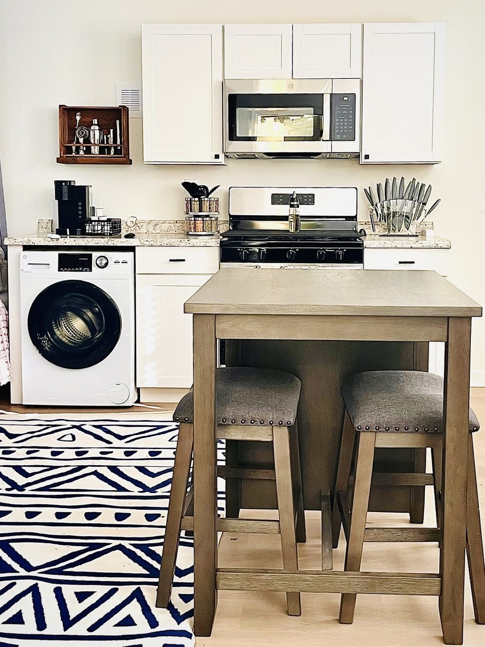 Fully equipped kitchen, washer/dryer combo