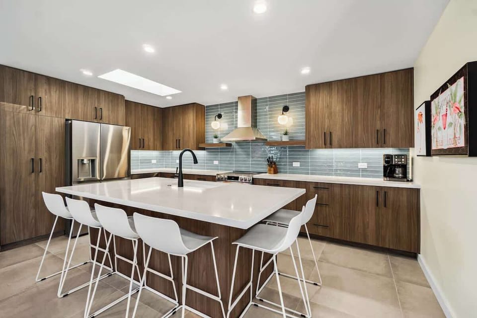 Kitchen including dining for 6 around the kitchen island