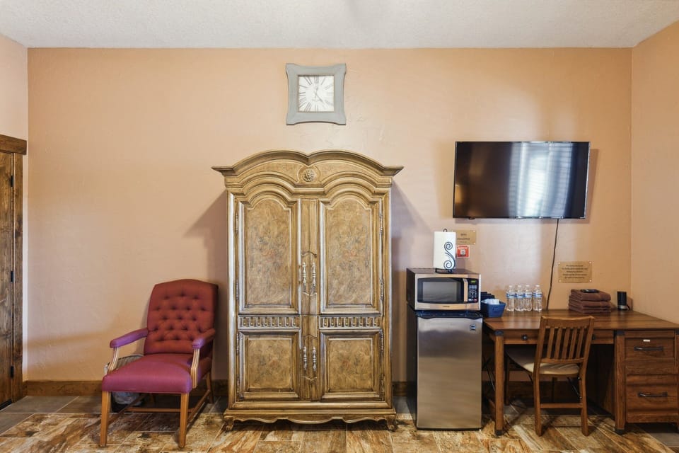 Furniture, Indoors, Living Room, Screen, Chair