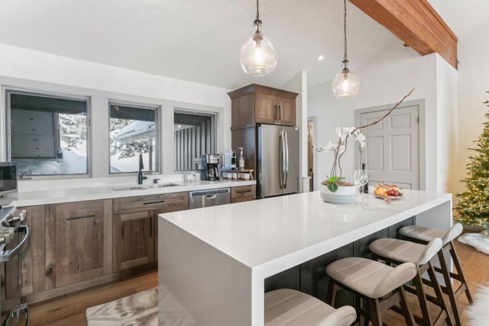 Indoors, Architecture, Building, Dining Room, Dining Table